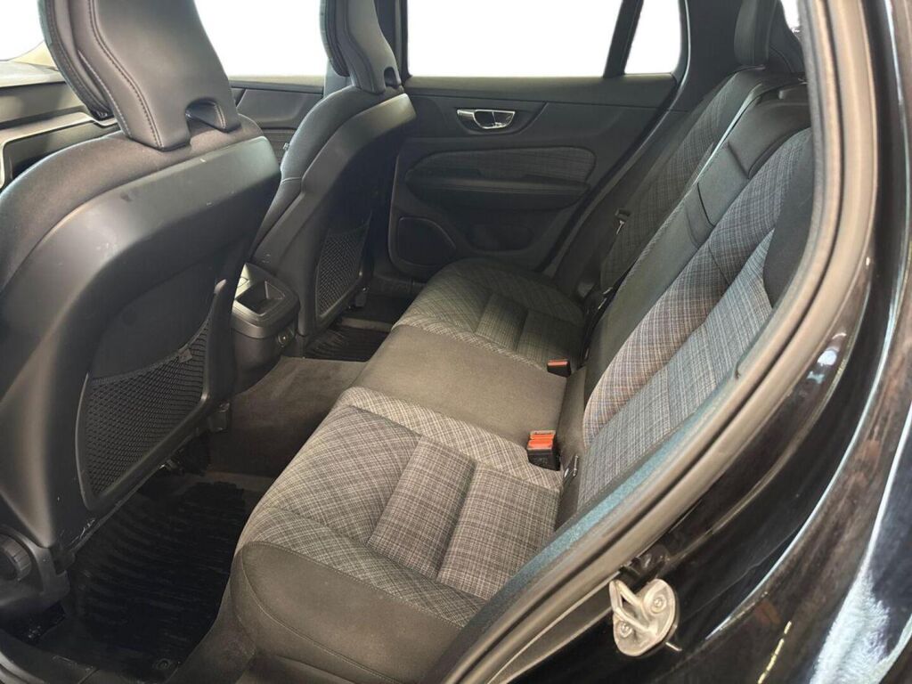 Volvo V60 2023 Musta