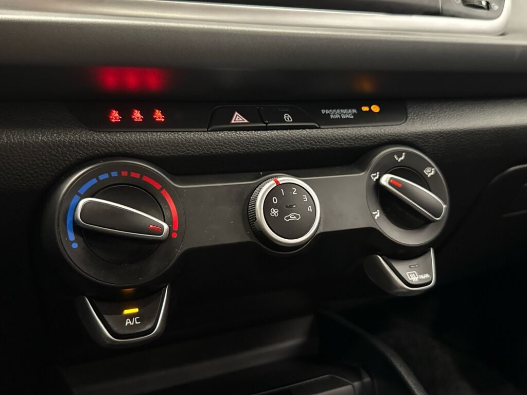 Kia Rio 2023 Sininen