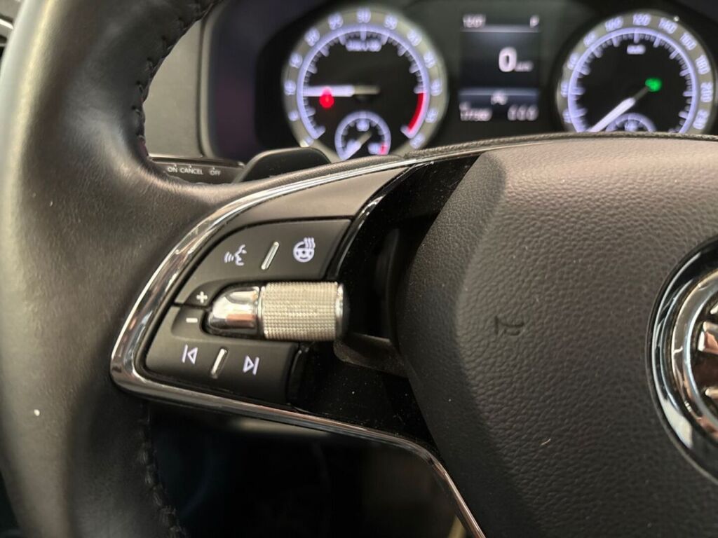 Skoda Karoq 2023 Sininen