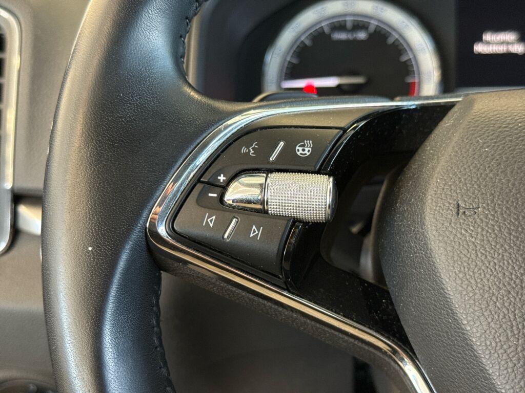 Skoda Karoq 2023 Sininen