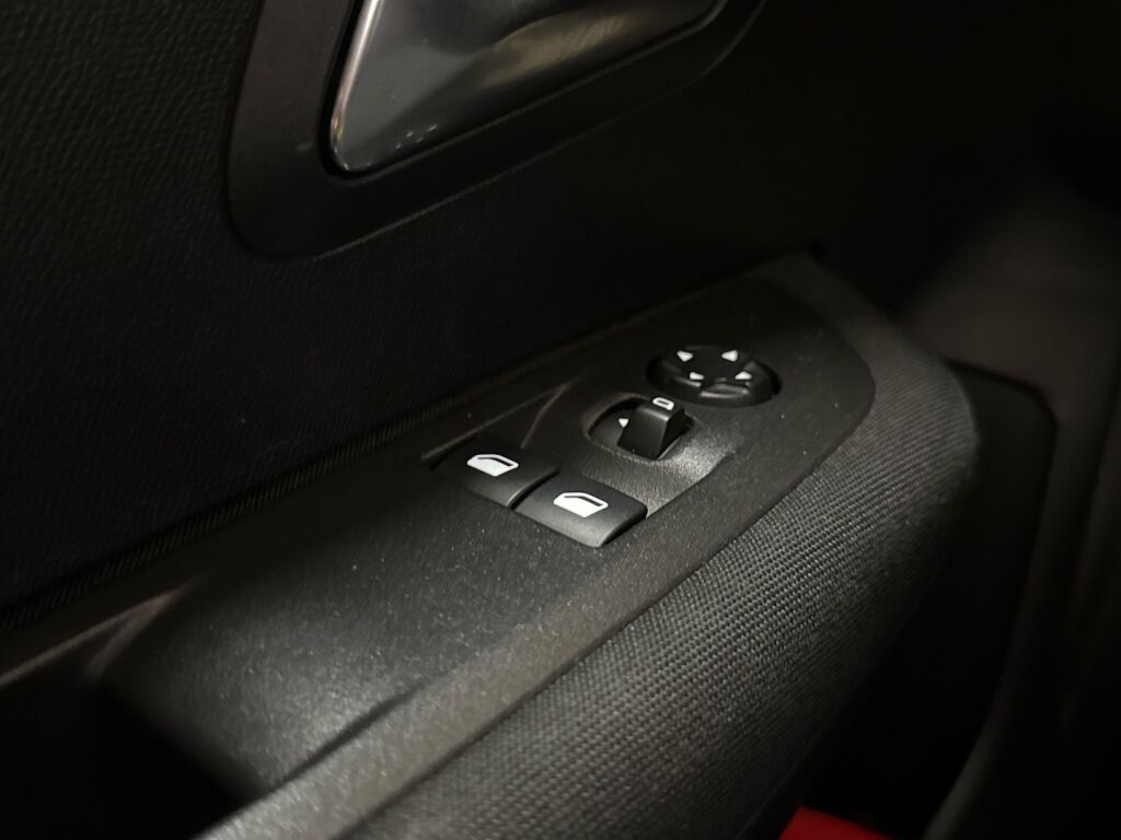 Peugeot 208 2023 Valkoinen