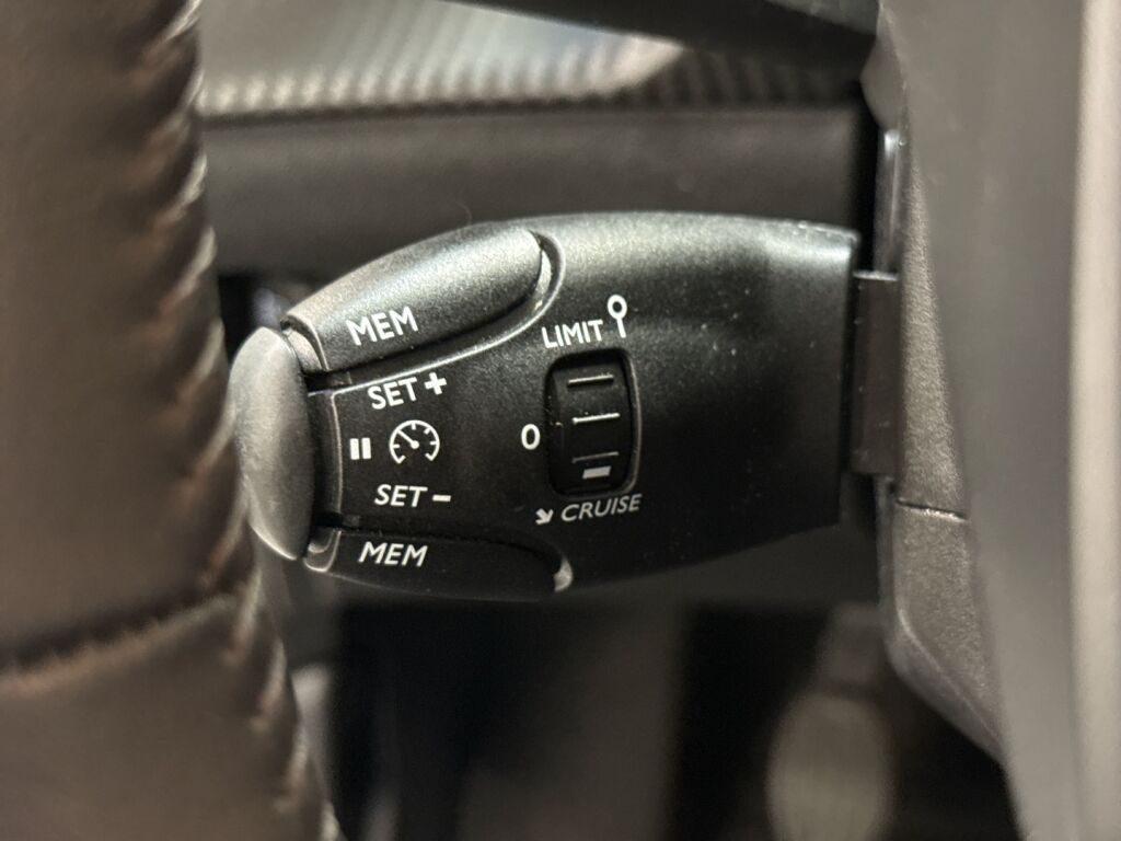 Peugeot 208 2023 Valkoinen