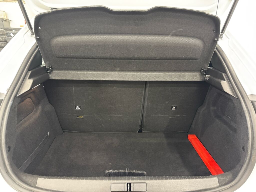 Peugeot 208 2023 Valkoinen