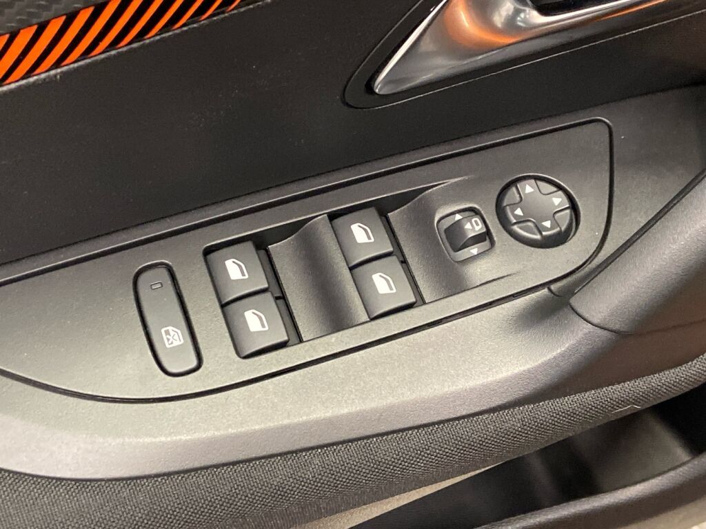 Peugeot 2008 2022 Oranssi