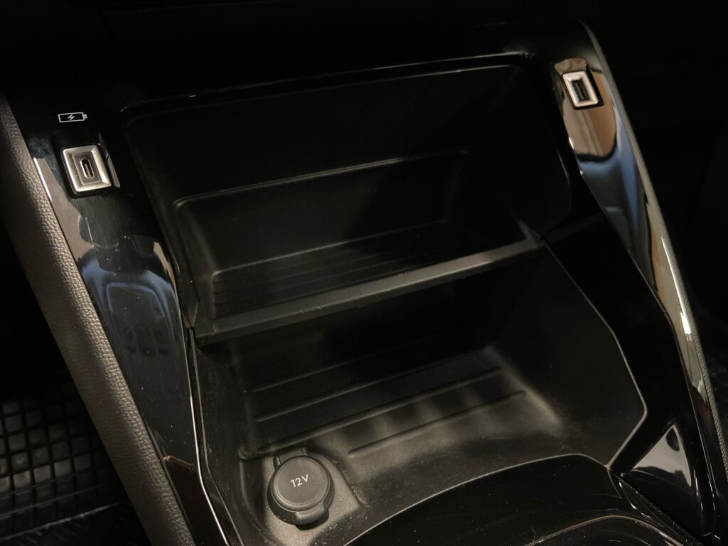 Peugeot 2008 2022 Oranssi