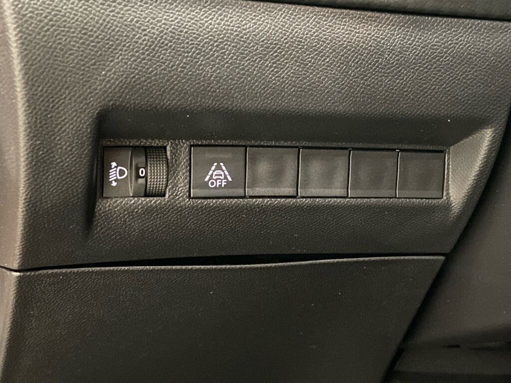 Peugeot 2008 2022 Oranssi