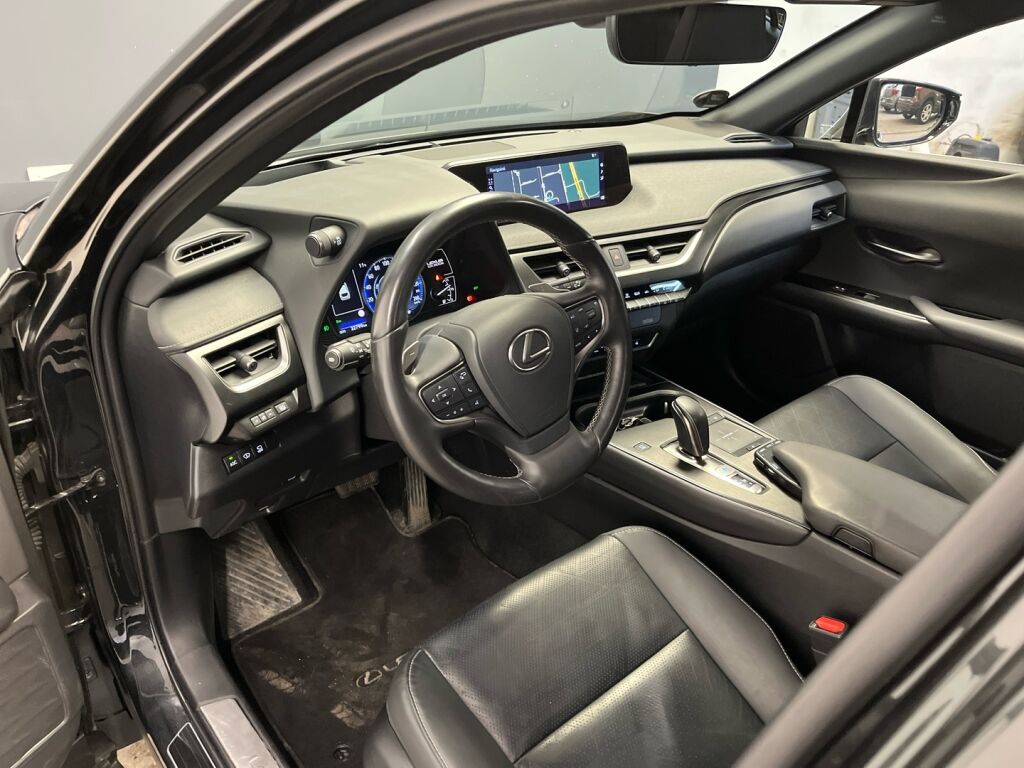 Lexus UX 2022 Musta