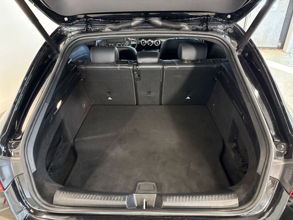 Mercedes-Benz CLA 2023 Musta
