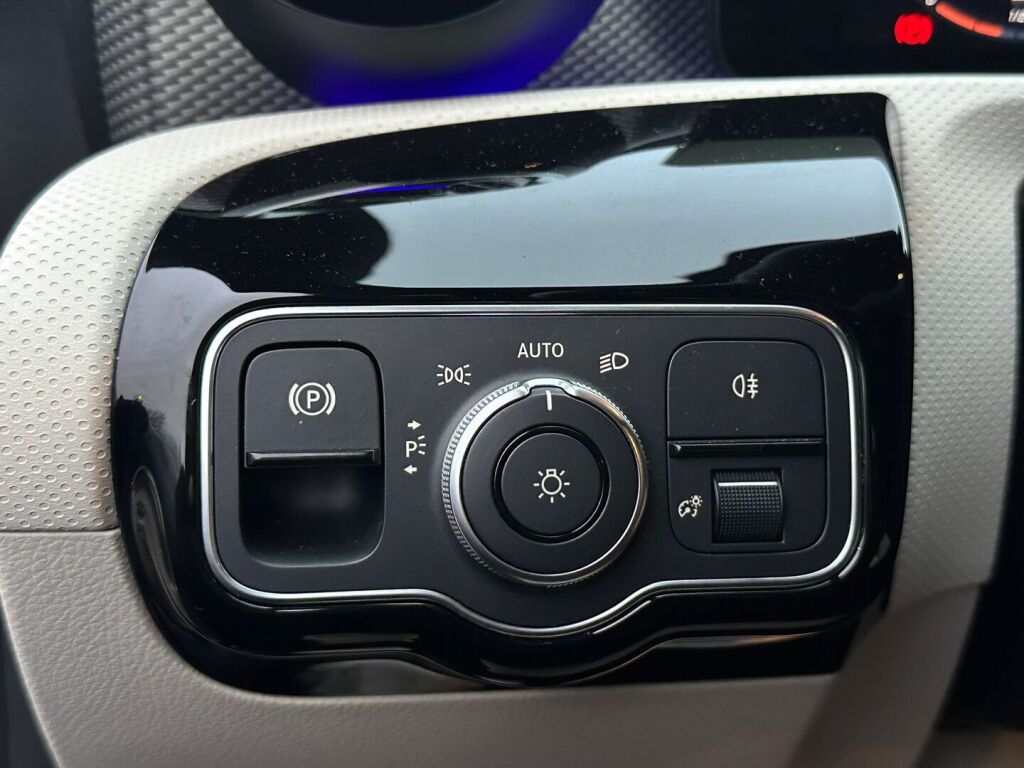 Mercedes-Benz CLA 2023 Musta