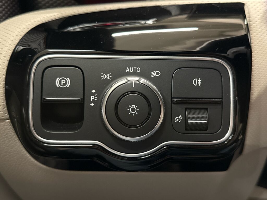 Mercedes-Benz CLA 2023 Musta