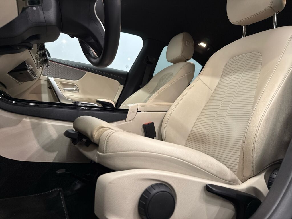 Mercedes-Benz CLA 2023 Musta