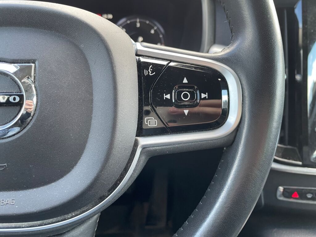 Volvo V90 2019 Musta