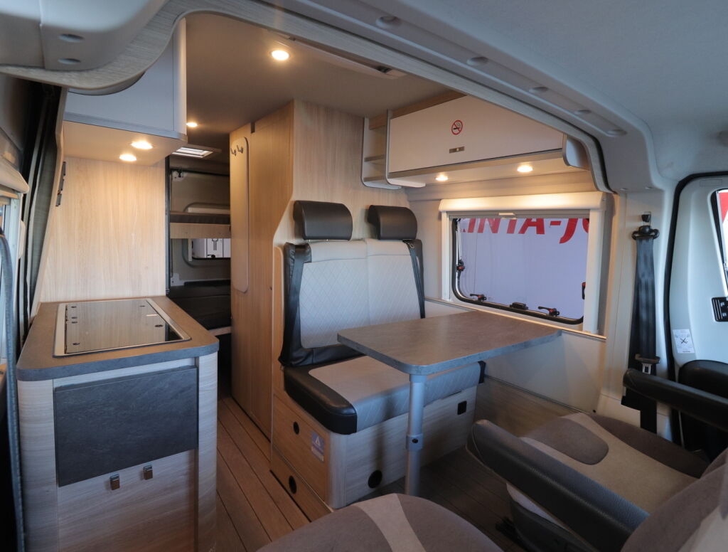 Weinsberg R47 CARABUS 600 2021 Valkoinen