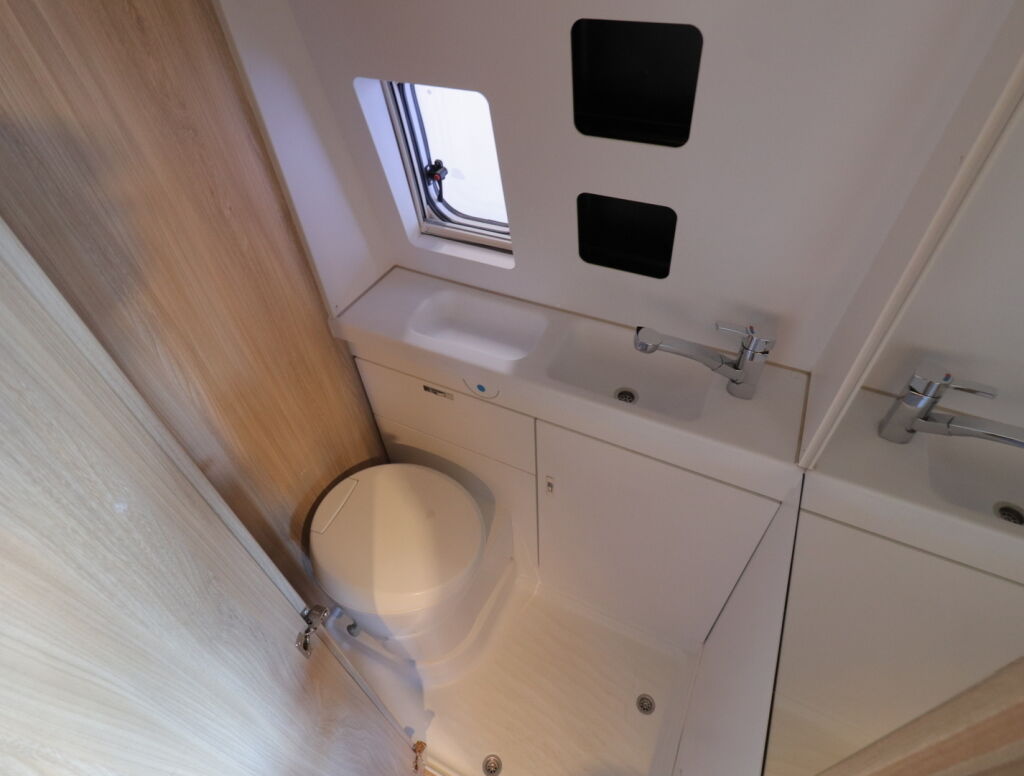 Weinsberg R47 CARABUS 600 2021 Valkoinen