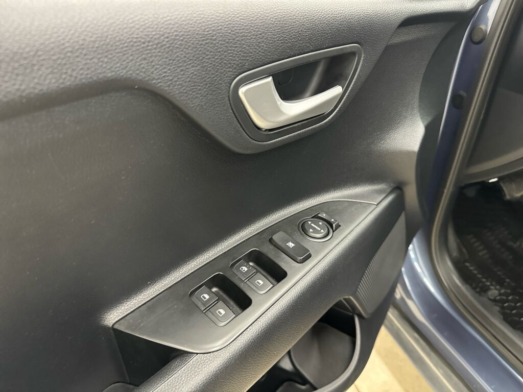 Kia Stonic 2023 Sininen