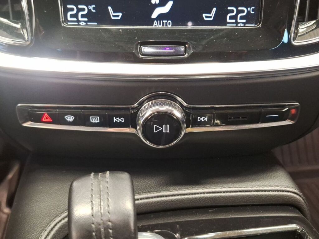 Volvo V60 2020 Musta