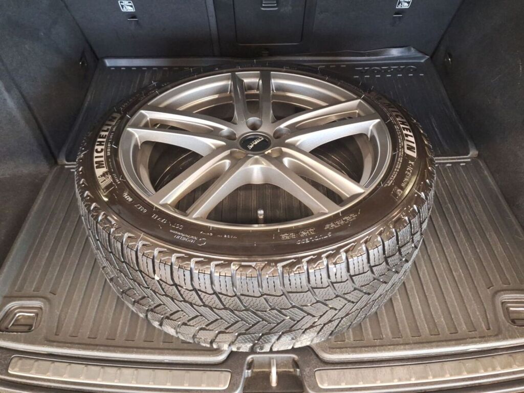 Volvo V60 2020 Musta