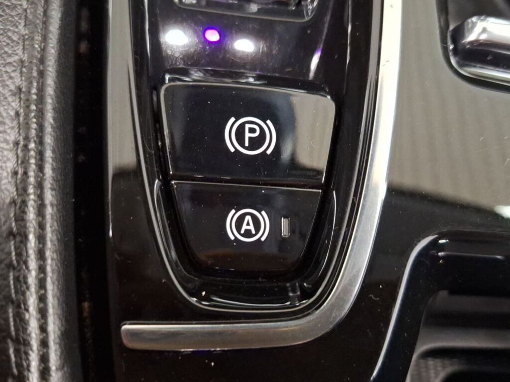 Volvo V60 2020 Musta