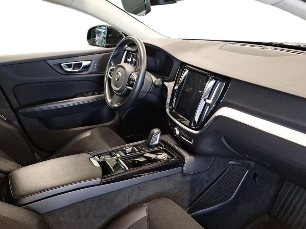 Volvo V60 2020 Musta