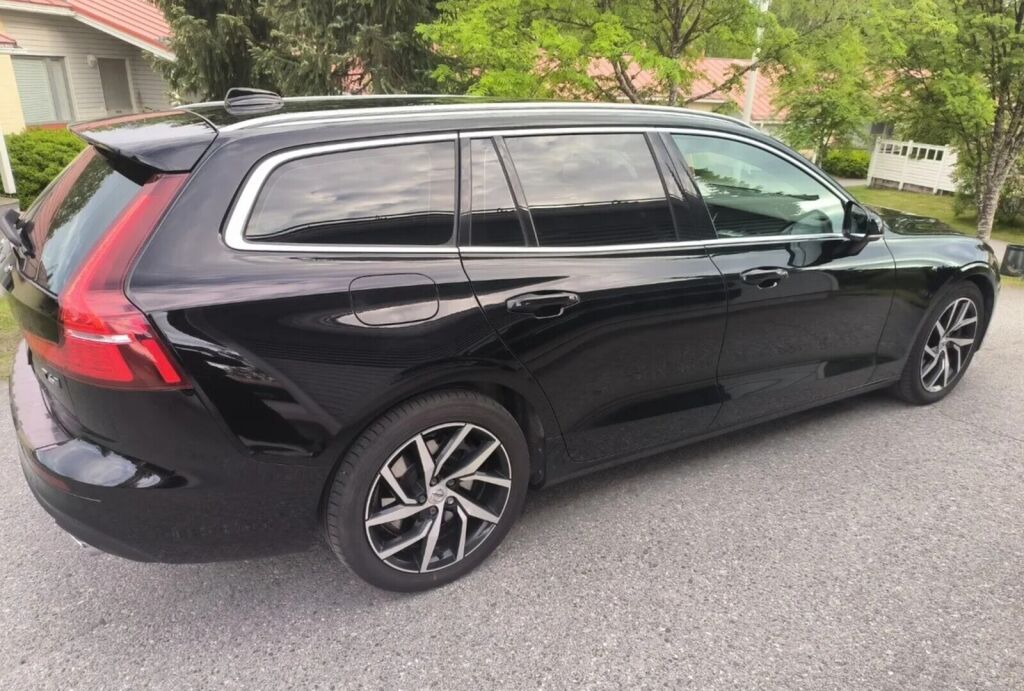 Volvo V60 2020 Musta
