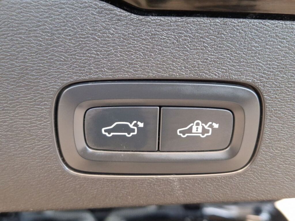 Volvo V60 2020 Musta