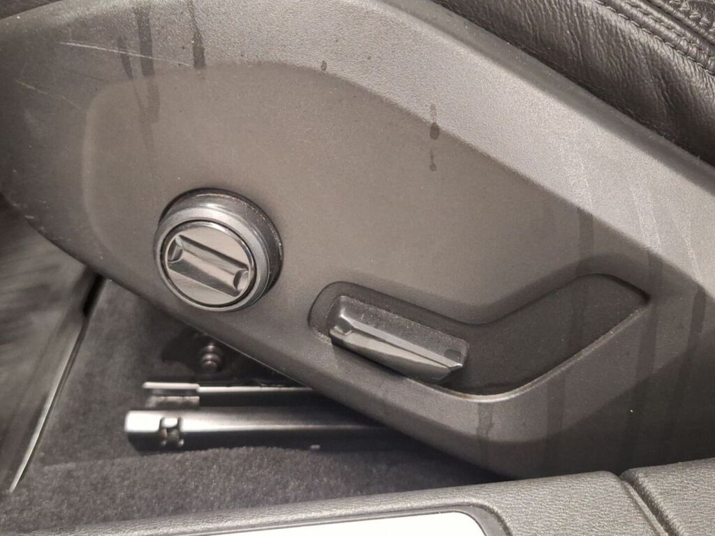 Volvo V60 2020 Musta