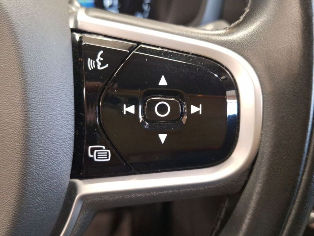 Volvo V60 2020 Musta