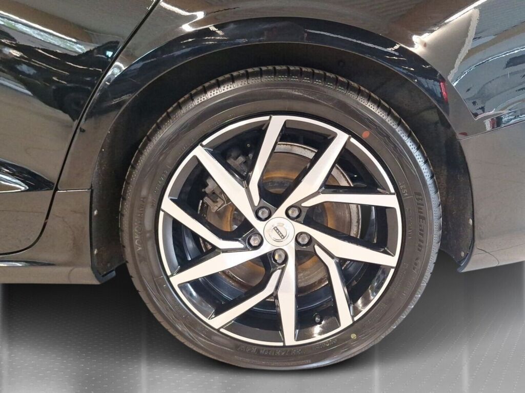 Volvo V60 2020 Musta