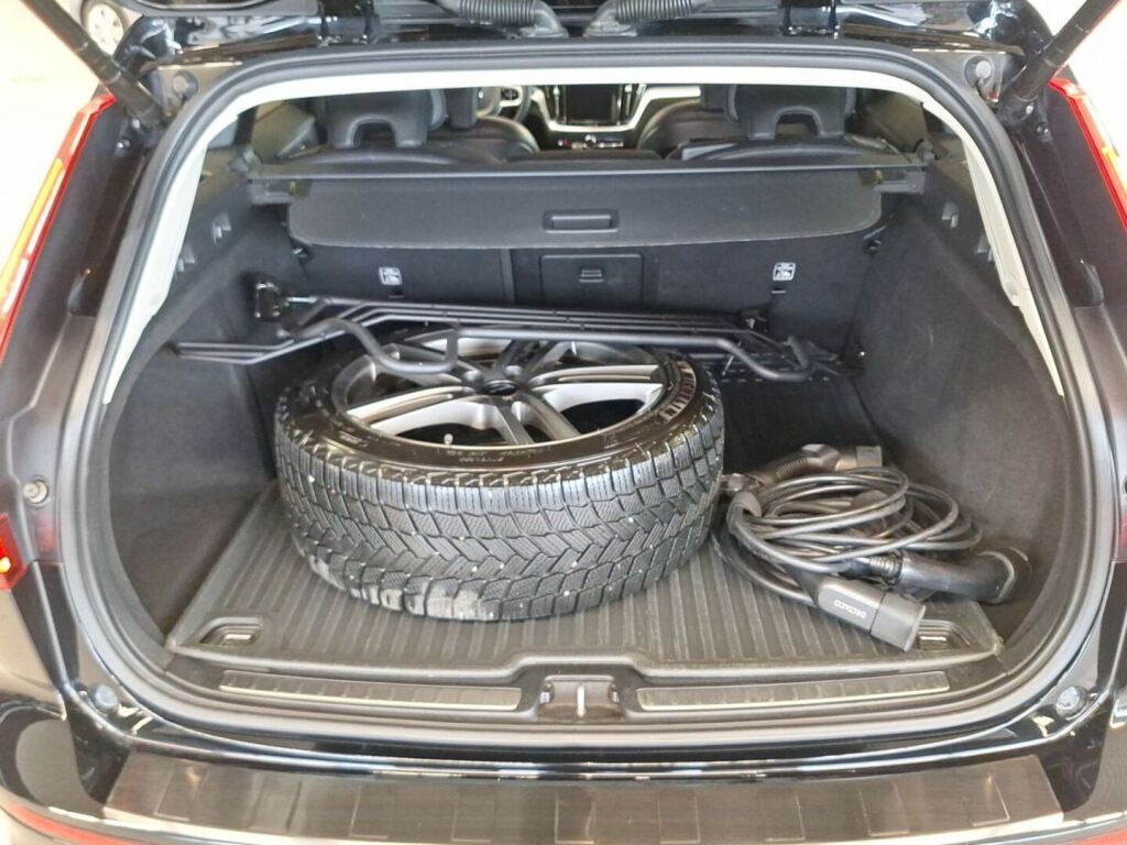 Volvo V60 2020 Musta