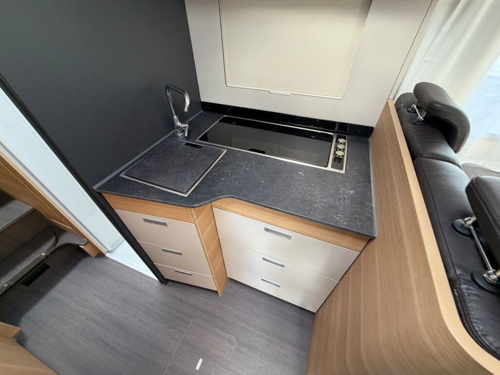 Adria MATRIX AXESS 670 SL 2023 Valkoinen