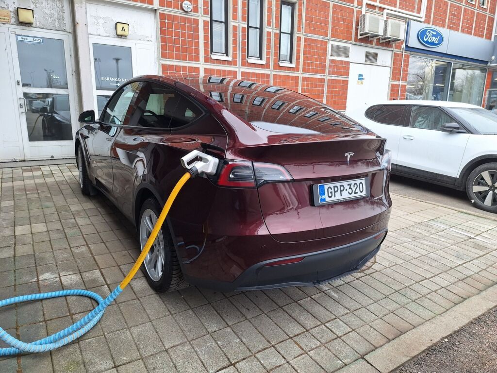 Tesla Model Y 2023 Monivär.