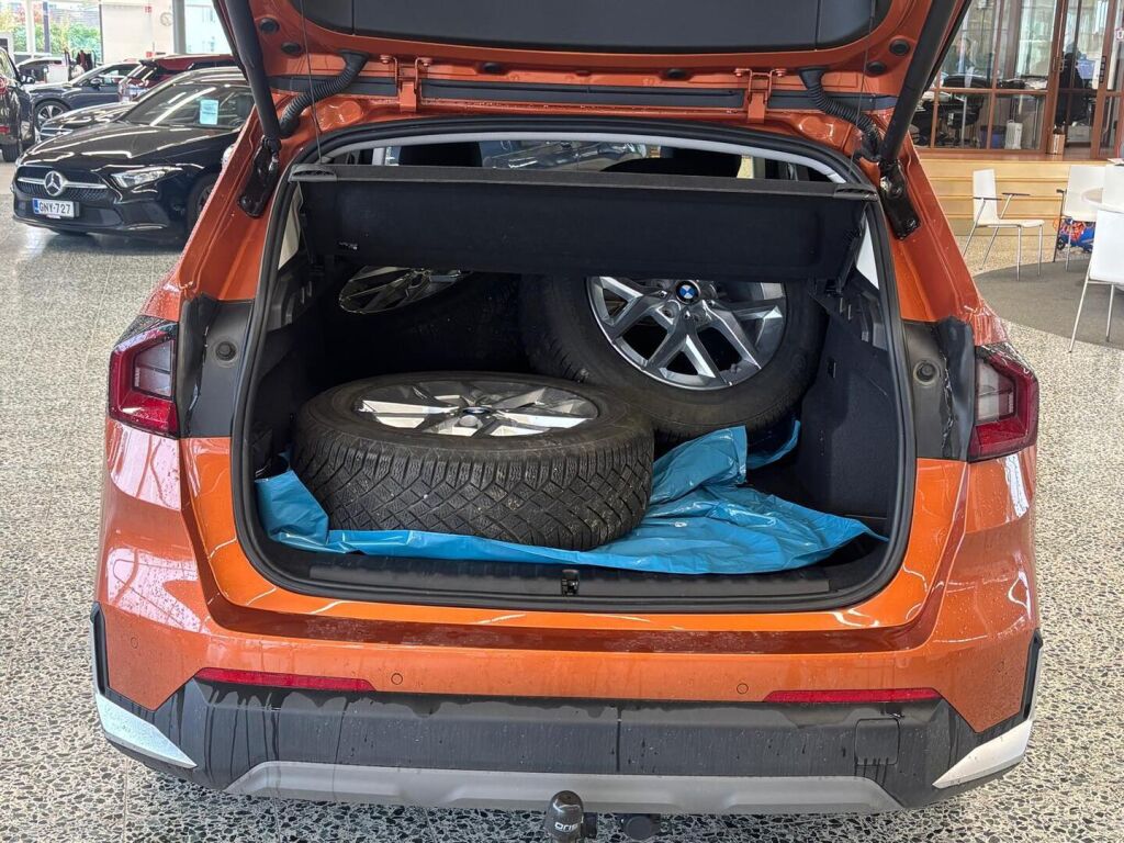 BMW X1 2023 Oranssi