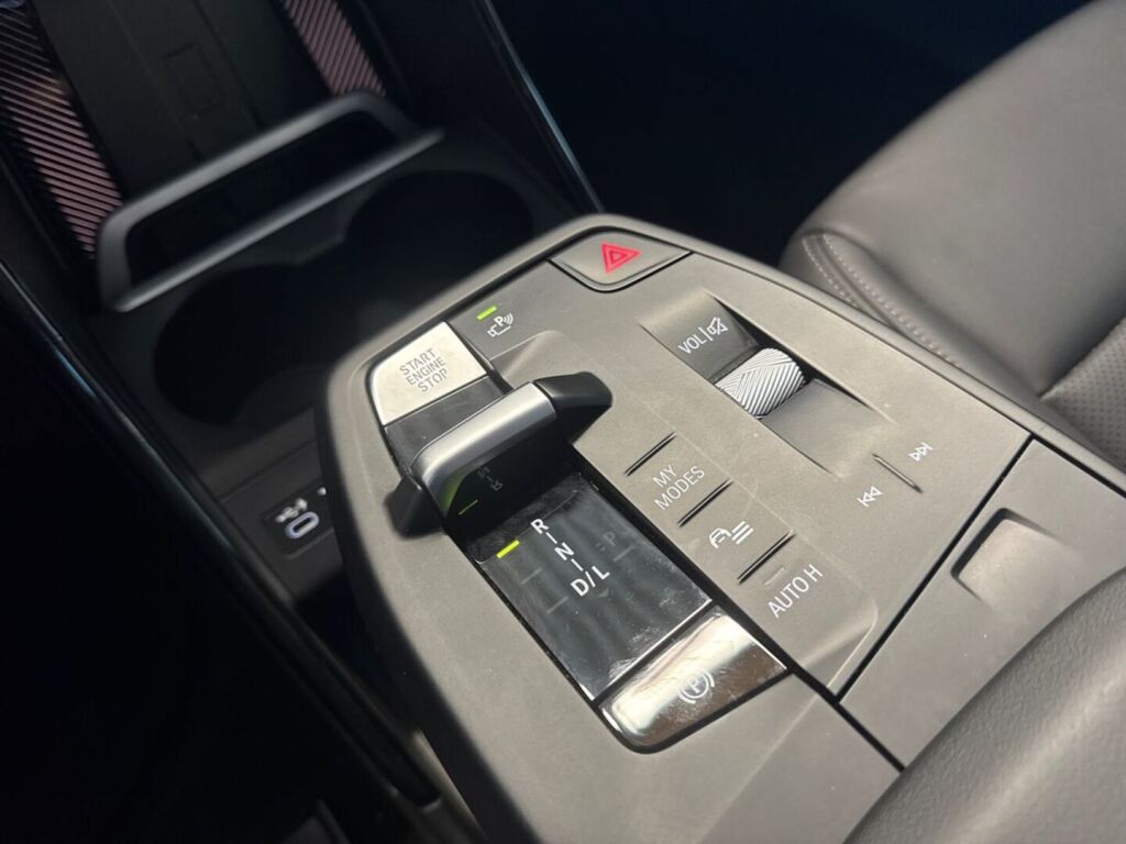 BMW X1 2023 Oranssi