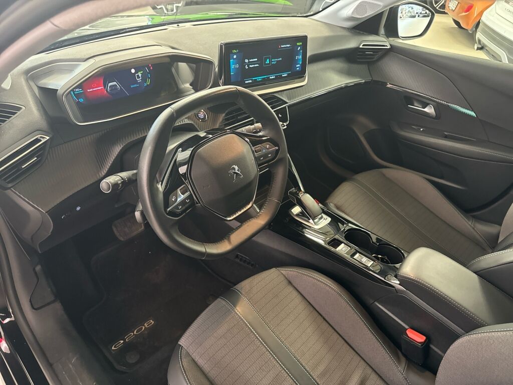 Peugeot e-208 2021 Musta