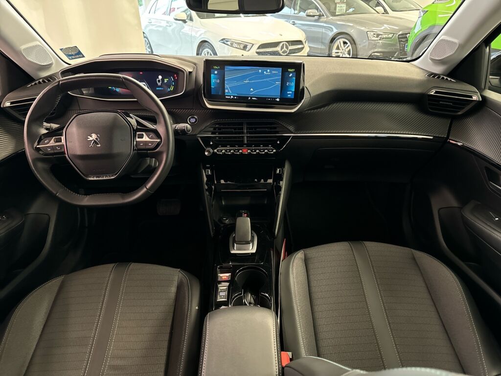 Peugeot e-208 2021 Musta