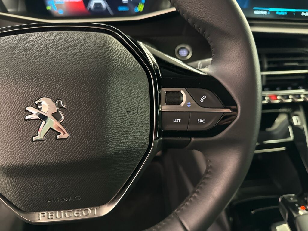 Peugeot e-208 2021 Musta