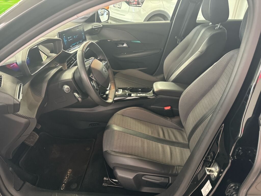 Peugeot e-208 2021 Musta