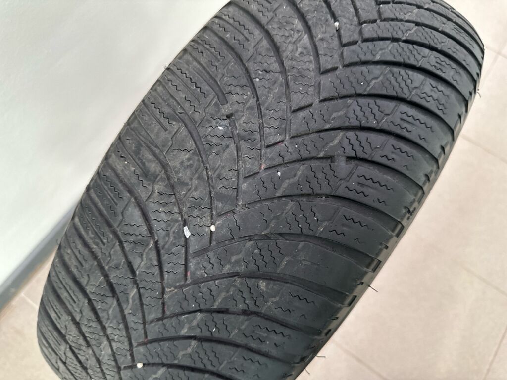 Peugeot e-208 2021 Musta