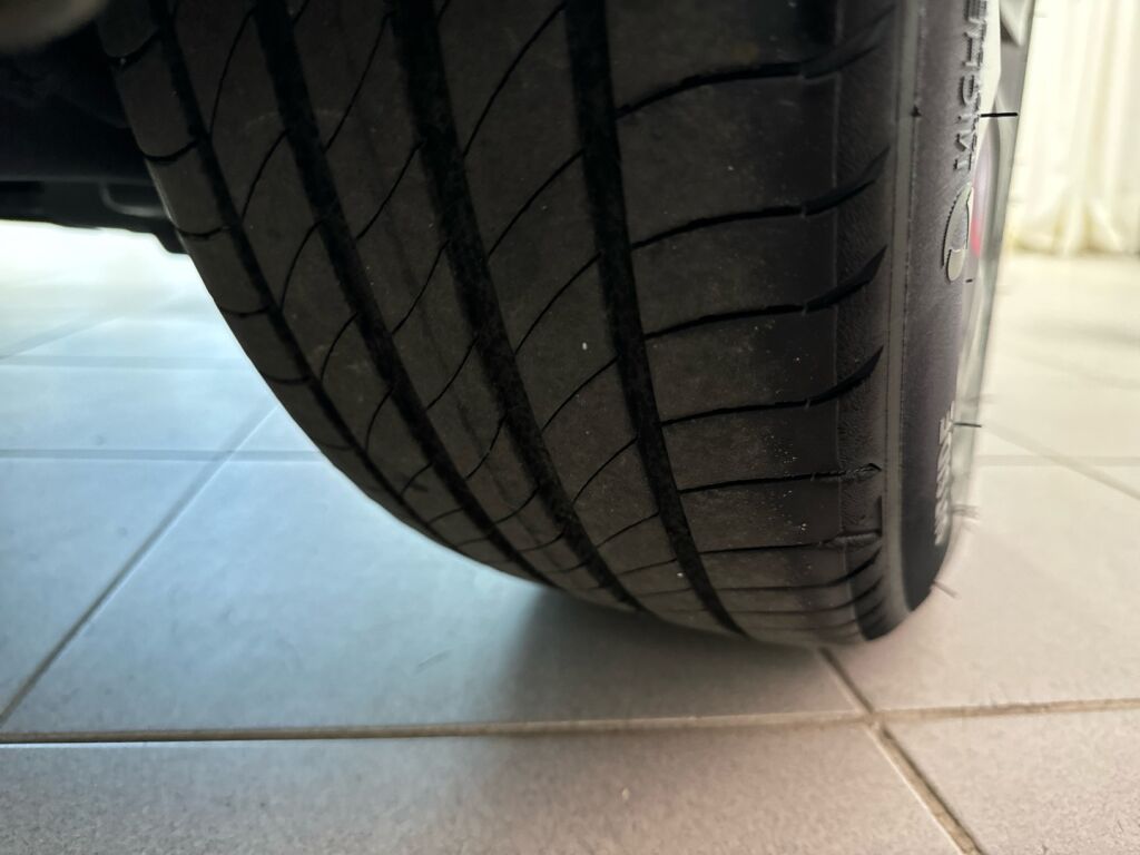 Peugeot e-208 2021 Musta