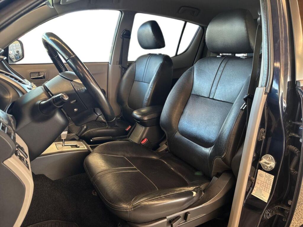 Mitsubishi L200 2012 Sininen