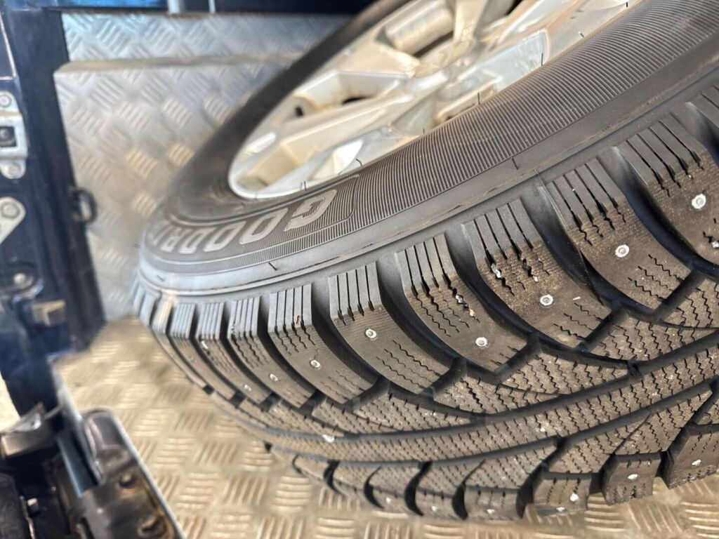 Mitsubishi L200 2012 Sininen