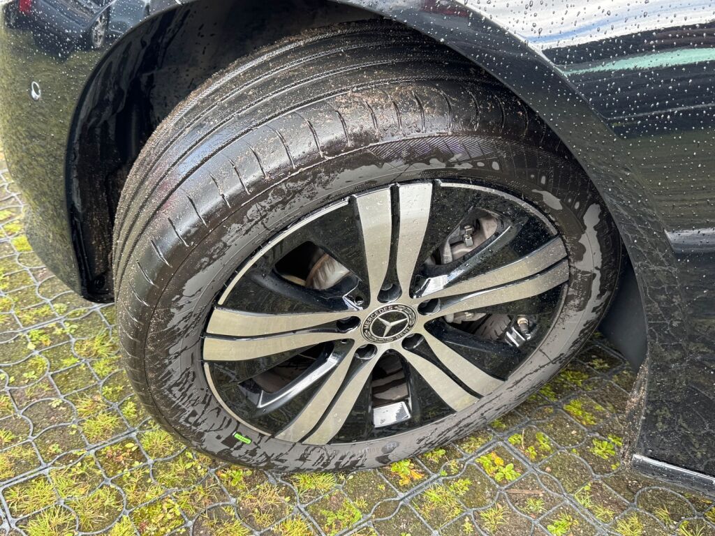 Mercedes-Benz C 2023 Musta