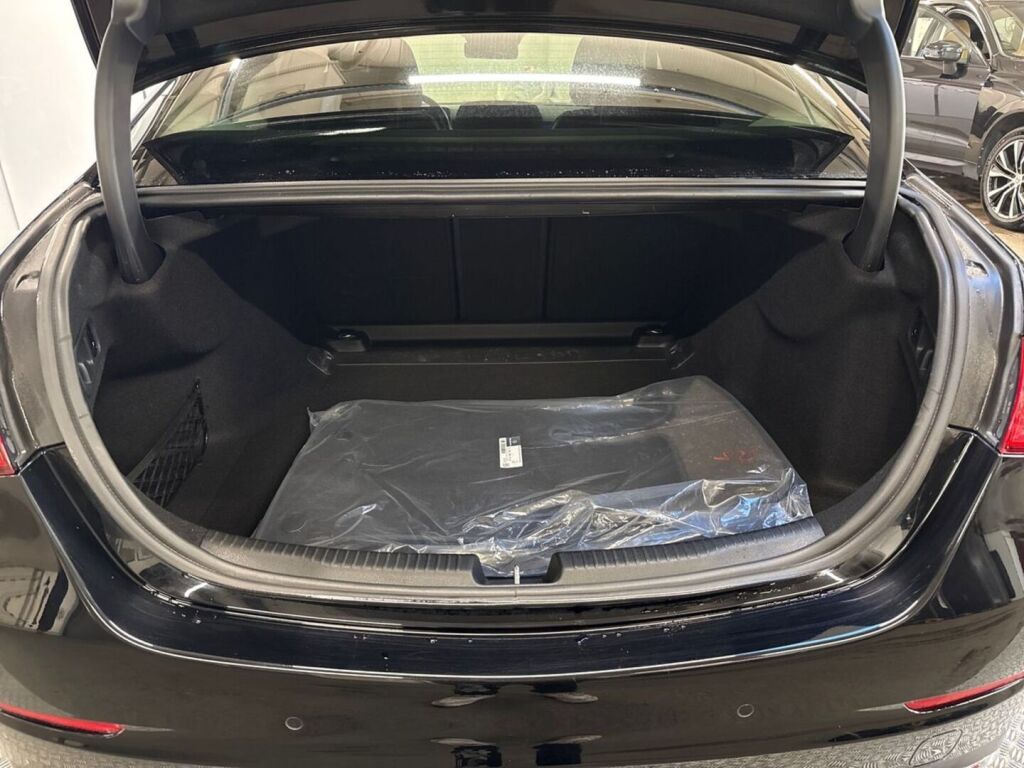 Mercedes-Benz C 2023 Musta