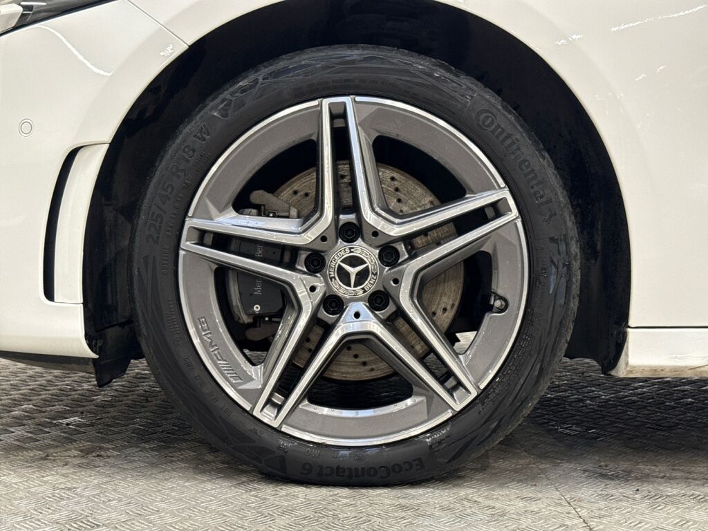 Mercedes-Benz A 2021 Valkoinen