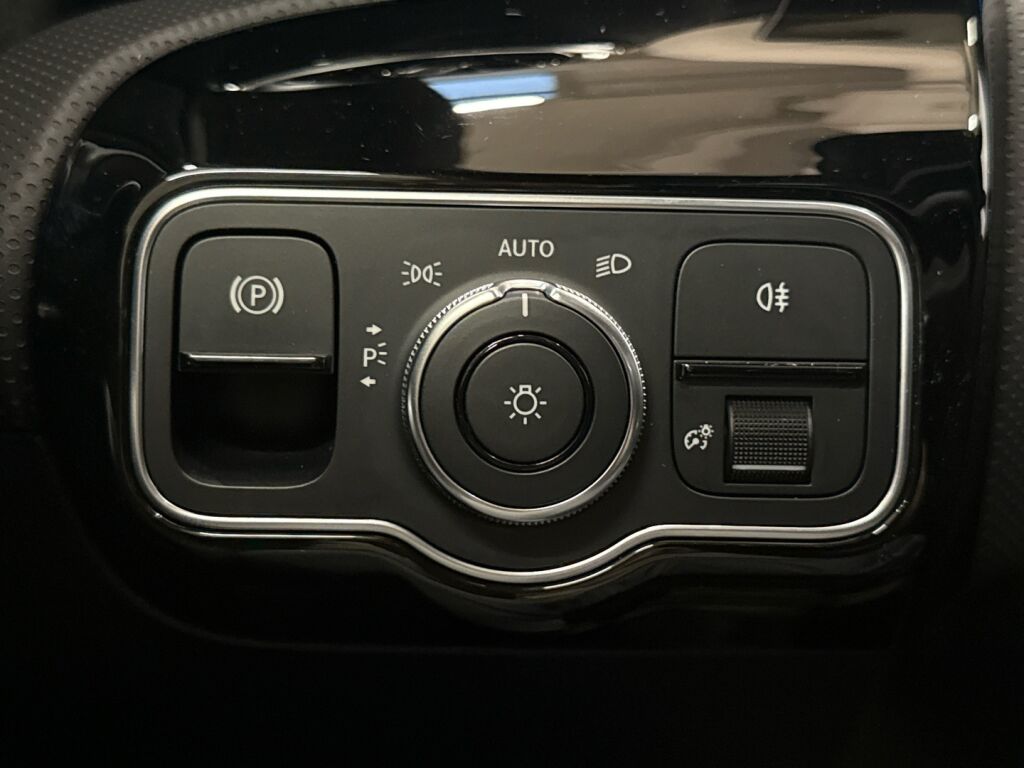 Mercedes-Benz A 2021 Valkoinen