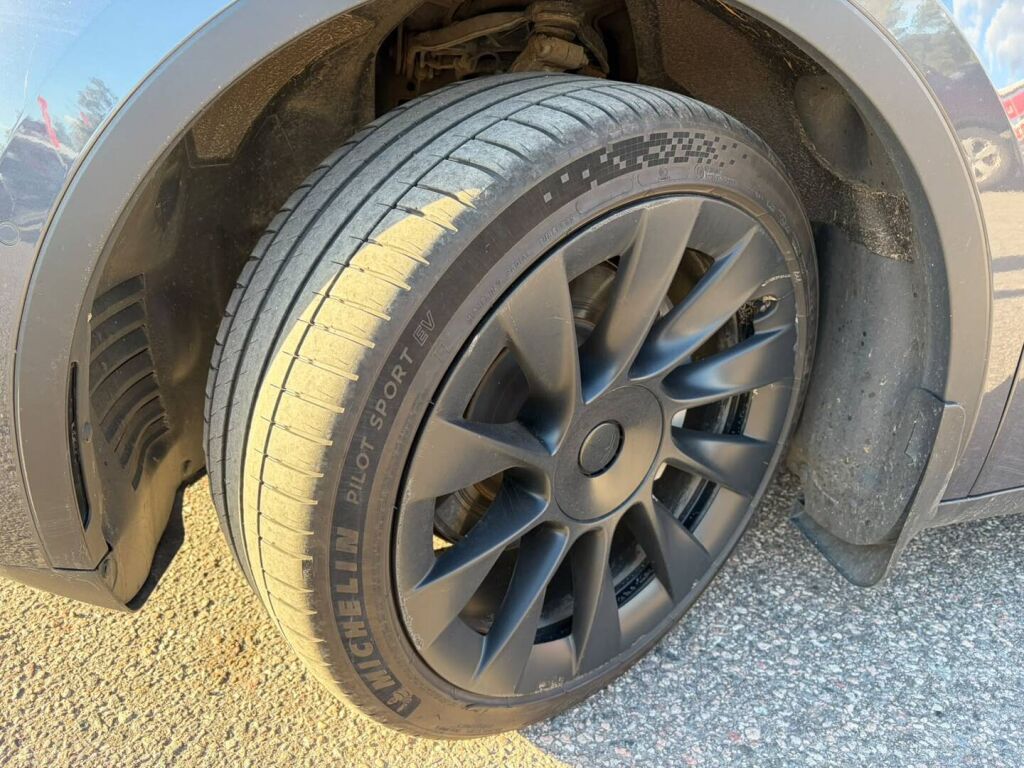 Tesla Model Y 2022 Harmaa