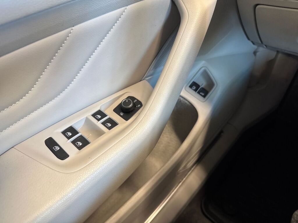 Volkswagen Passat 2020 Valkoinen