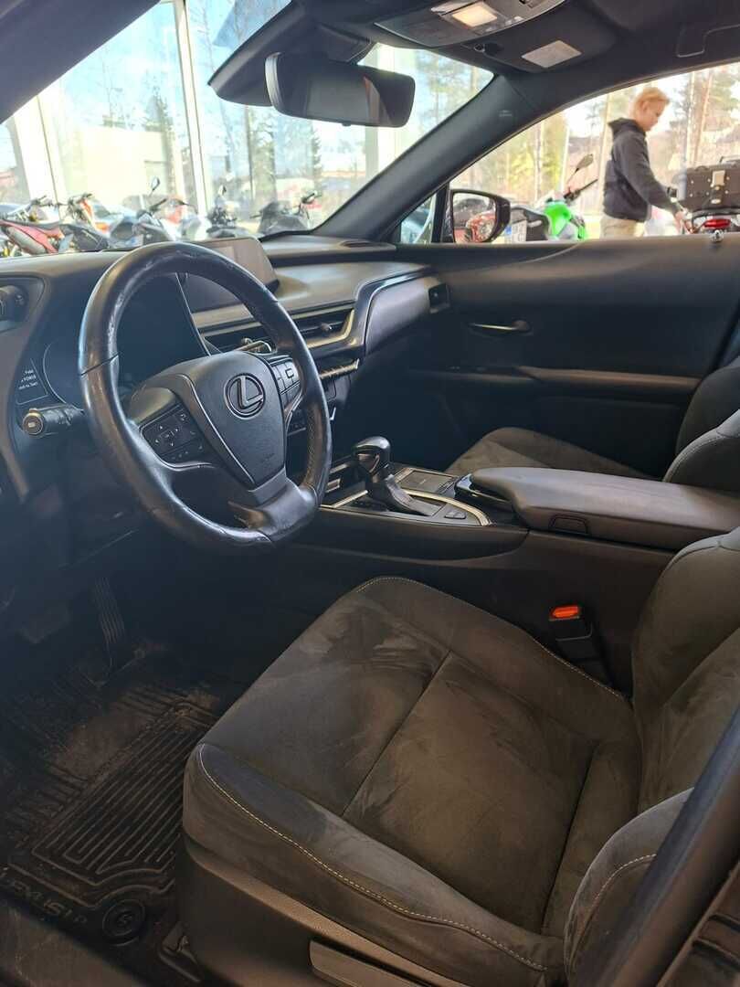 Lexus UX 2020 Musta