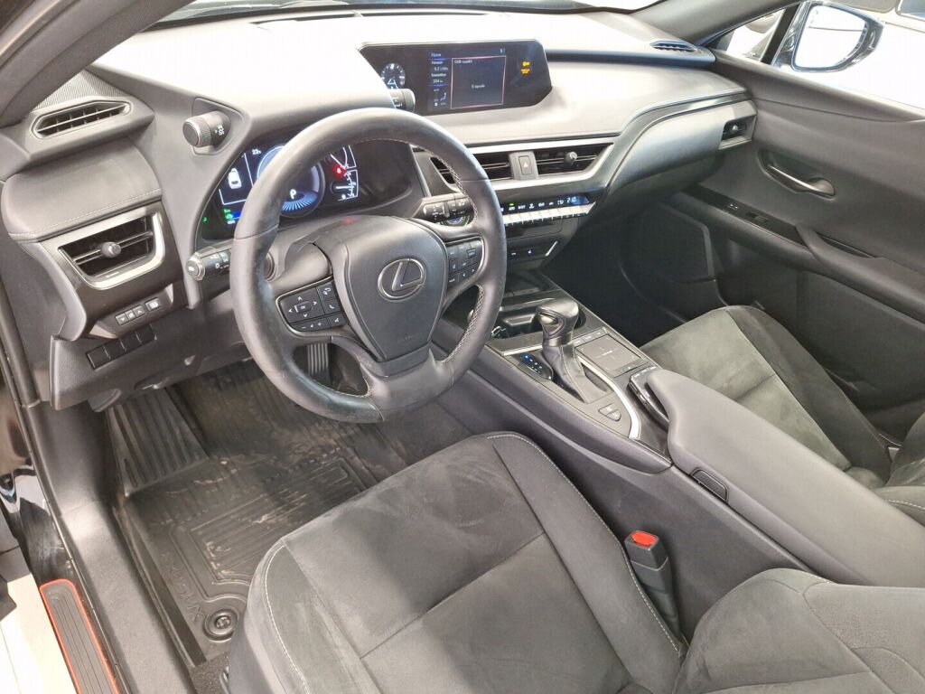 Lexus UX 2020 Musta