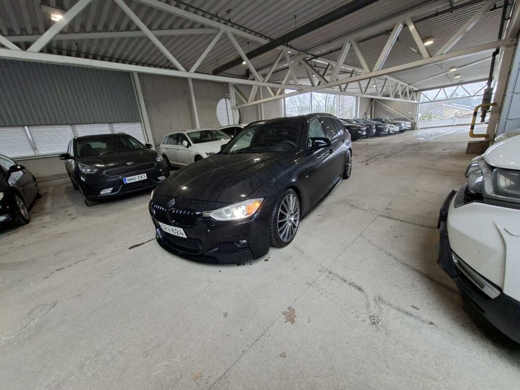 BMW 330 2014 Musta